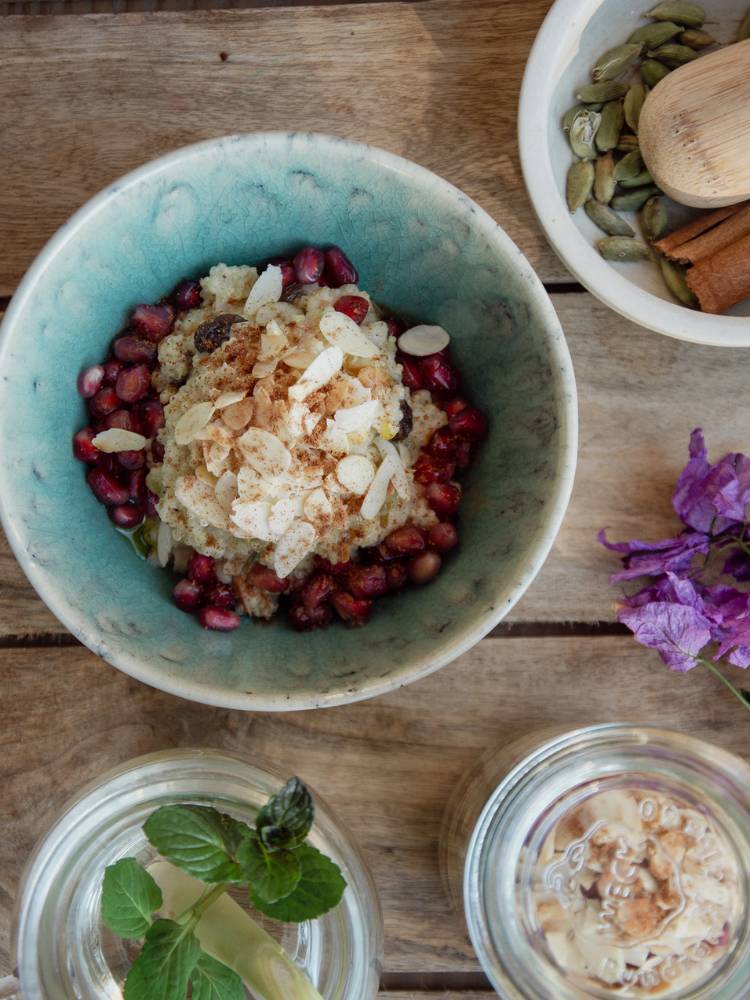 warmes ayurvedisches Fruehstueck mit Gewuerzen