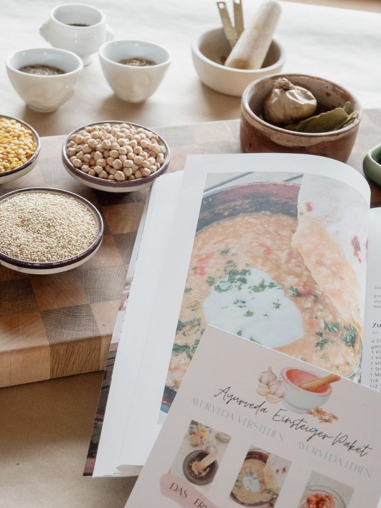 Ayurveda Kochbuch mit Onlinekurs zum Verschenken Ayurveda Kochbuch mit Onlinekochkurs im Ayurveda Einsteiger-Set