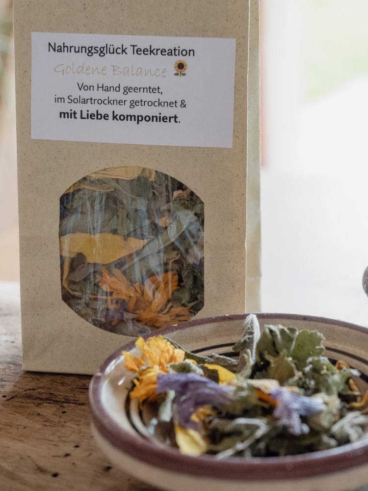 Ayurveda Kraeutertee von Nahrungsglueck Ayurveda Kräutertee aus dem Garten