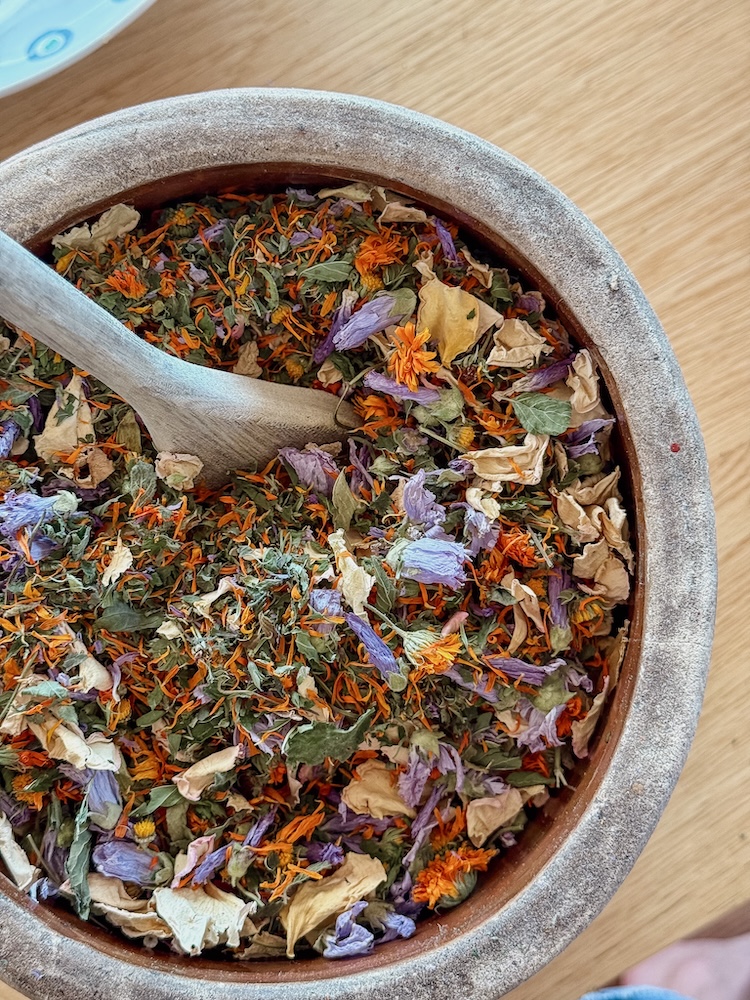 Kräutertee aus eigenem Garten