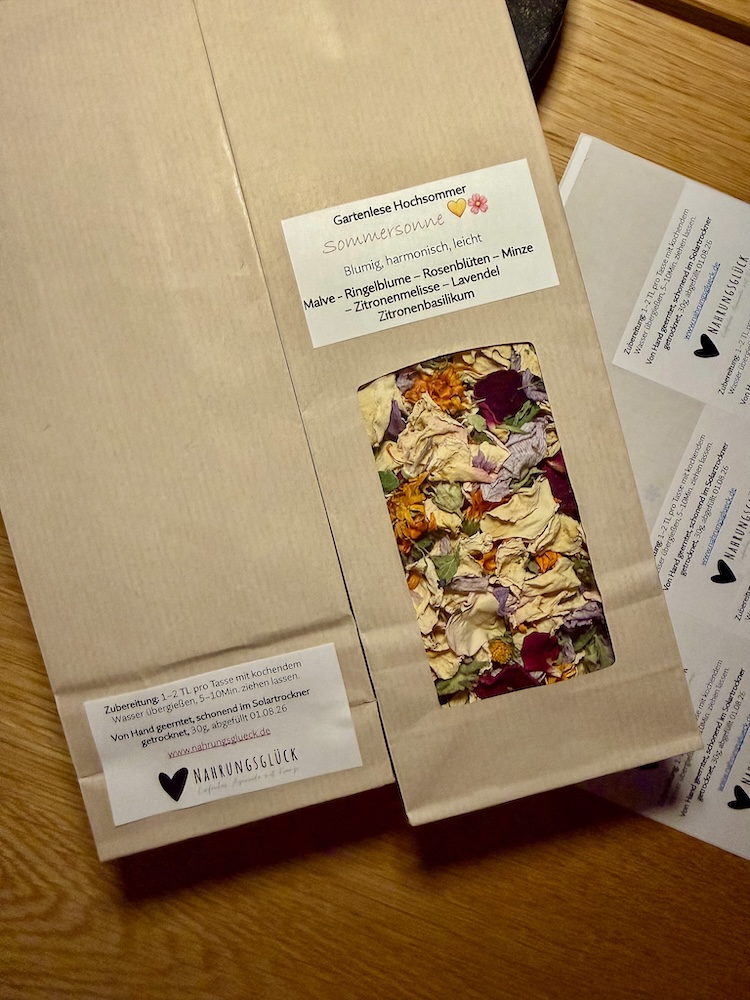 handgepflückter Kräutertee aus eigenem Garten