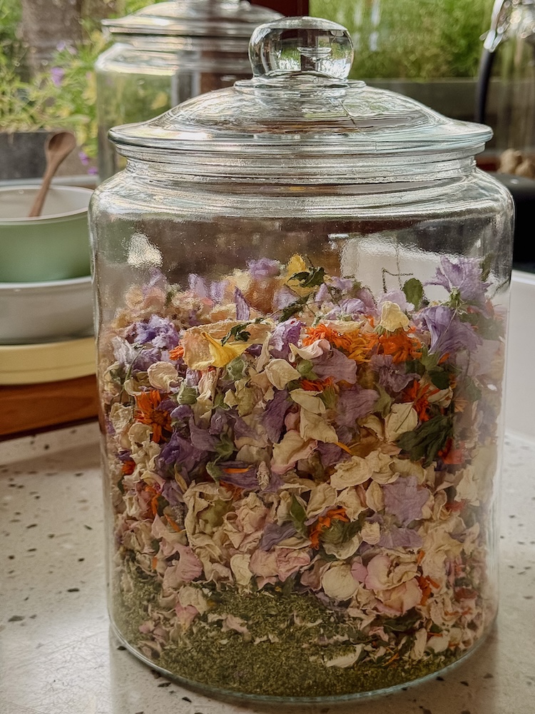 Kräuter und Blütentee aus dem Hochsommer