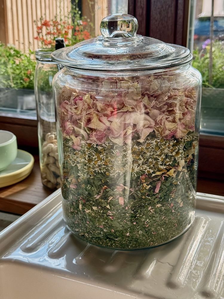 Kräutertee aus eigenem Garten - Frühsommerauslese